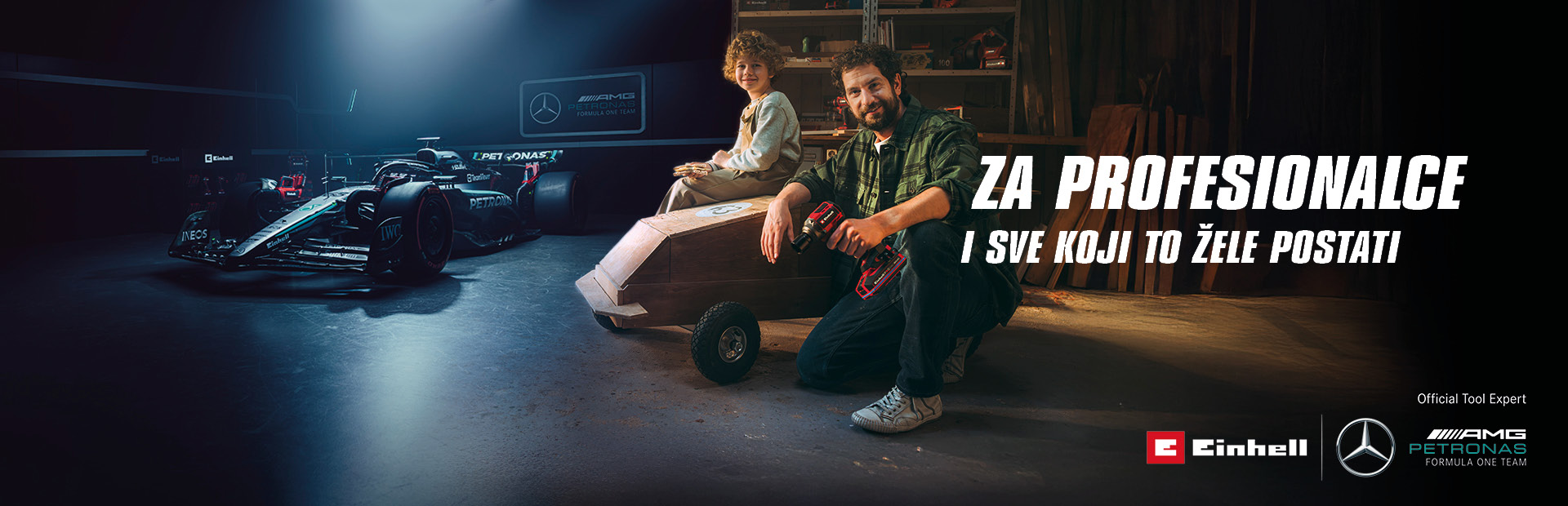 Otac i dijete u radionici uz vlastiti saputnički auto na koliesima (vozilo od sapuna). U pozadini se vidi trkaći automobil Mercedes-AMG PETRONAS Formula One i alati Einhell. Tekst s desne strane glasi: „Za profesionalce i sve koji to žele postati."