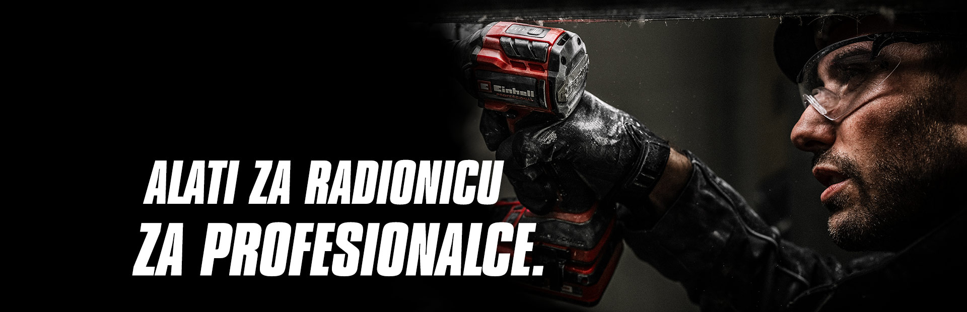 Roka drži rdeči akumulatorski udarni vijačnik, ki se uporablja na kovinskem nosilcu, z besedilom "Električna orodja za profesionalce".