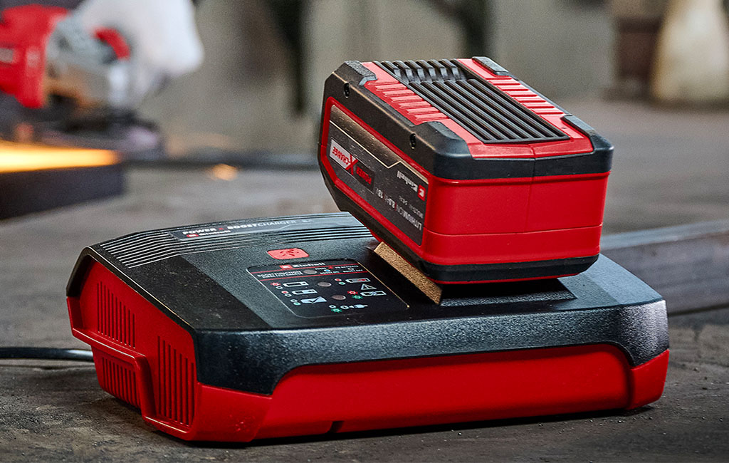 Einhell akumulatorski punjač s baterijom