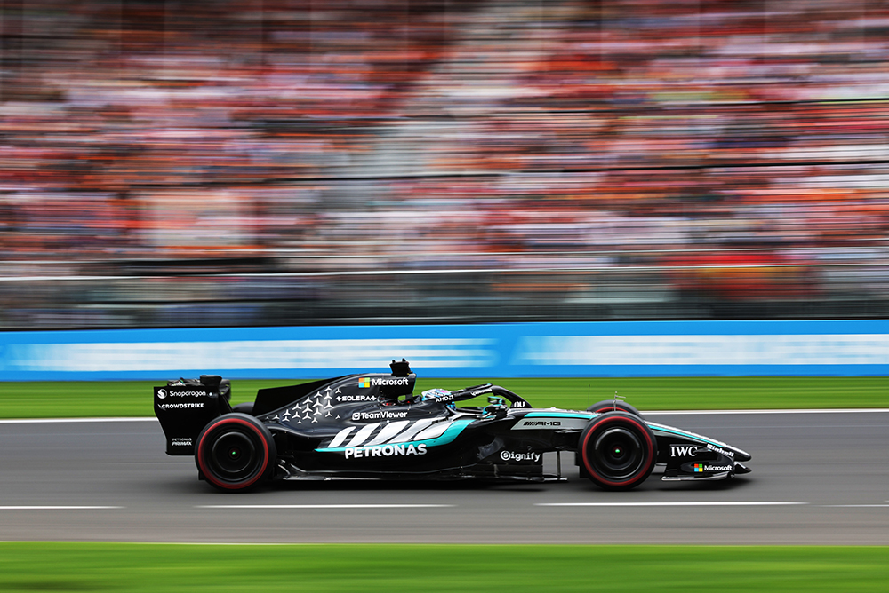 Bolidi Formule 1 vozi velikom brzinom na stazi.