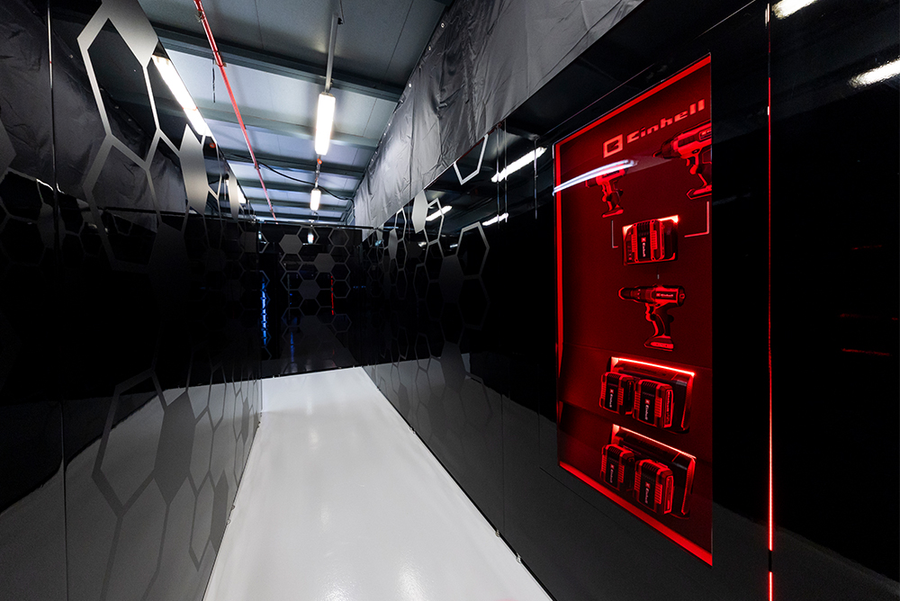 Hodnik u garaži Formule 1 u pit laneu s crvenim osvjetljenjem.