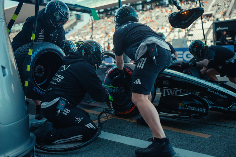 Mercedes pit crew radi na bolidu tijekom pit stopa