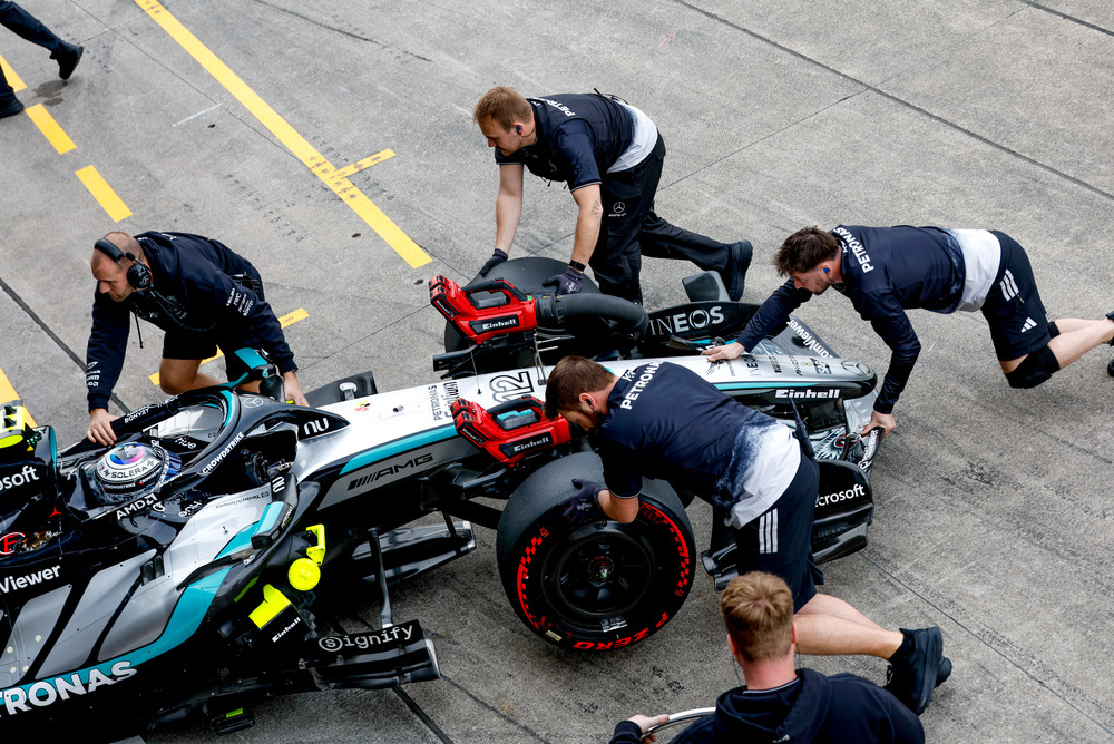 Mercedes pit crew mijenja gume tijekom utrke
