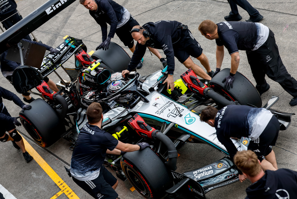 Mercedes pit crew servisira bolid tijekom pit stopa