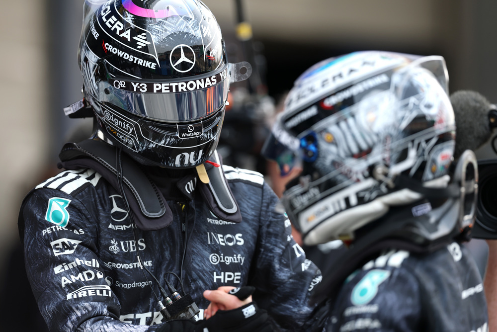 Dva Mercedes F1 vozača u trkaćim odijelima i kacigama