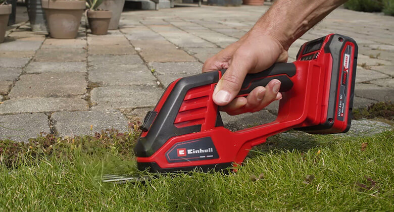 The Einhell Power X-Change battery provides sufficient power when working with the cordless grass shears.