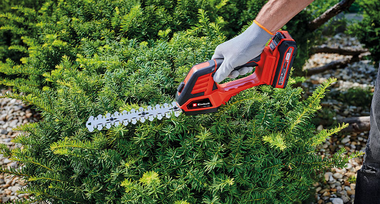 With the shrub shear blade, the cordless grass and shrub shear becomes a 2-in-1 tool for cutting grass, bushes and shrubs.